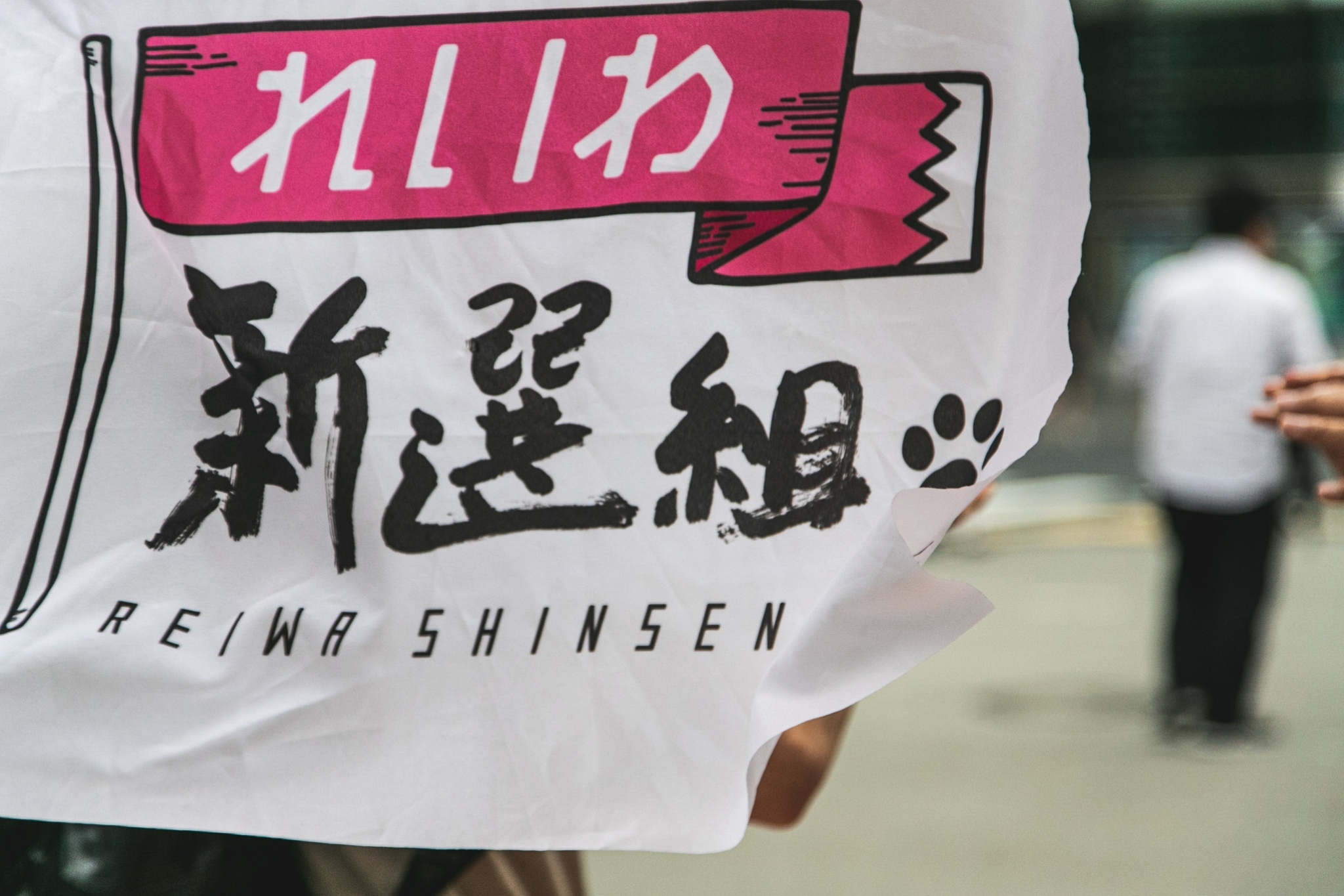 これらの象徴的な有名人は後ろ向きになっています。それについての話をしましょう